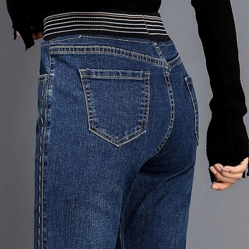 Calça Jeans Flare Amélia™ com Cintura Alta Elástica / A Calça da Mulher se Veste Bem em Todos os Sentidos!