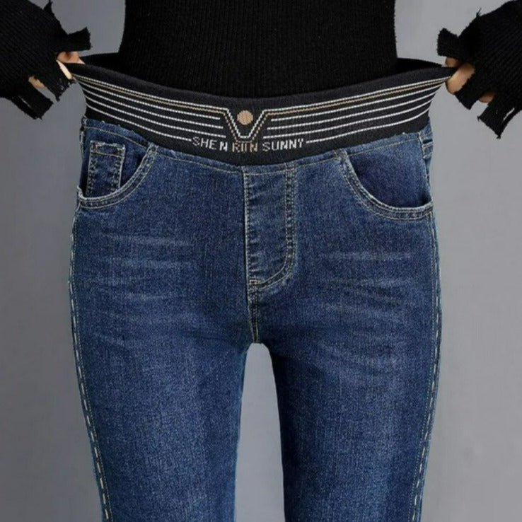 Calça Jeans Flare Amélia™ com Cintura Alta Elástica / A Calça da Mulher se Veste Bem em Todos os Sentidos!