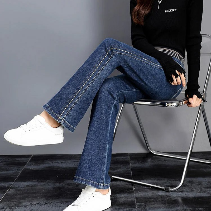 Calça Jeans Flare Amélia™ com Cintura Alta Elástica / A Calça da Mulher se Veste Bem em Todos os Sentidos!